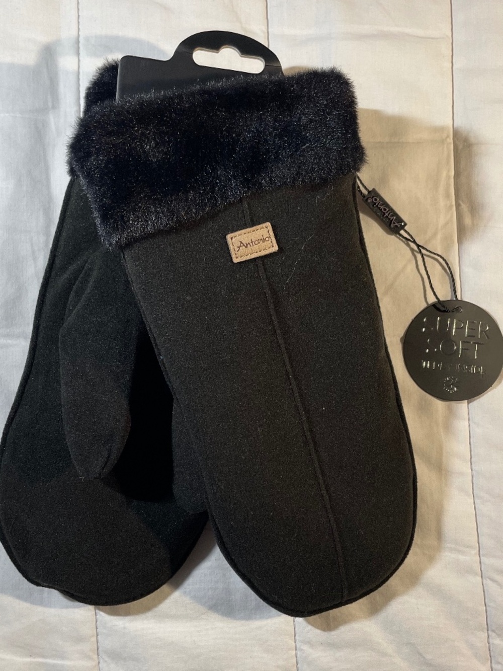 NWT Cozy Black Furry / Fuzzy Gloves / Mittens